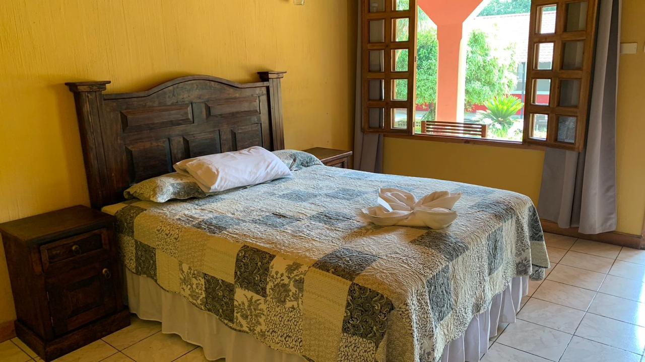Habitacion Matrimonial con cama de madera